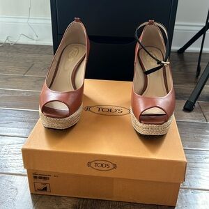 Women’s tods espadrille wedges.